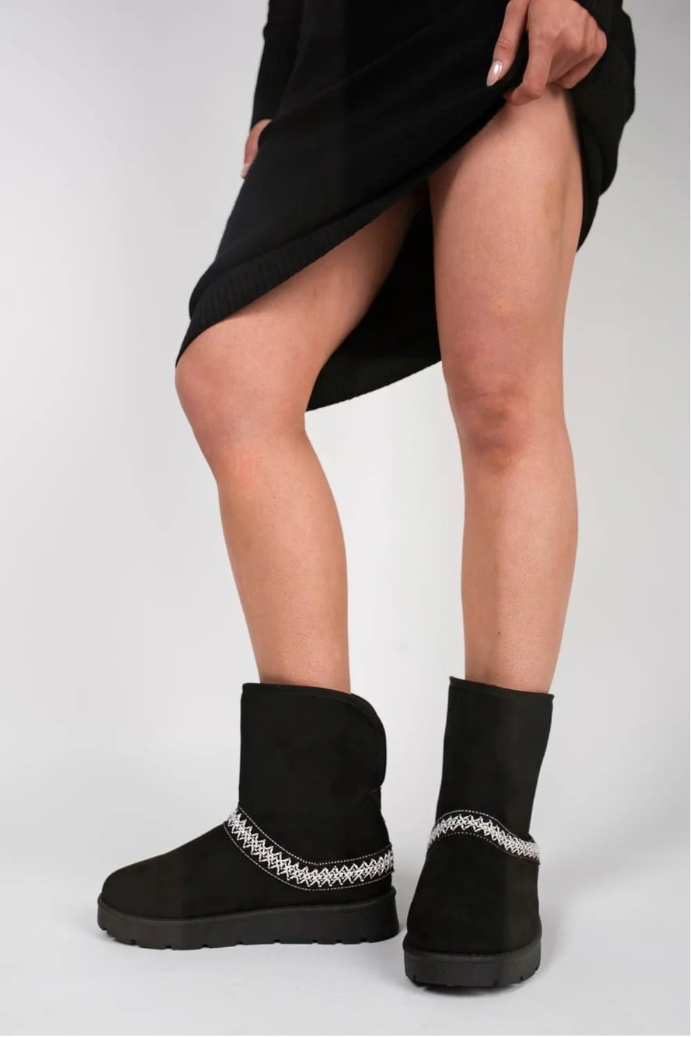 BLACK FOLD OVER EMBROIDED AZTEC DETAIL FULLY FUR LINED BOOT